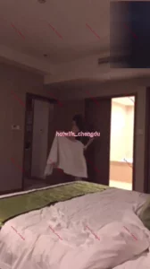 人妻在酒店套房私会男大，第一件事竟是打视频“直播”